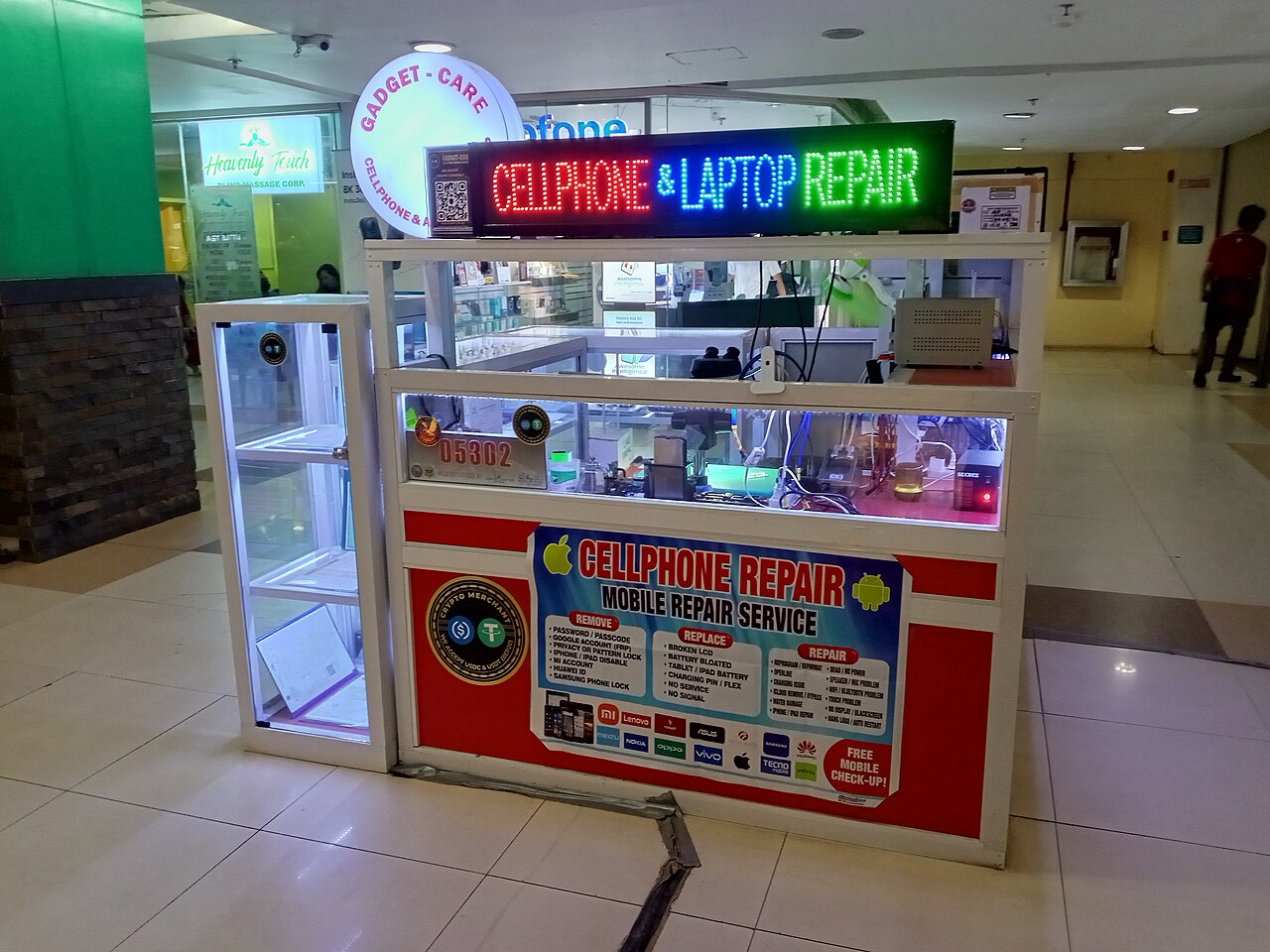 A cellphone and laptop repair kiosk in a mall